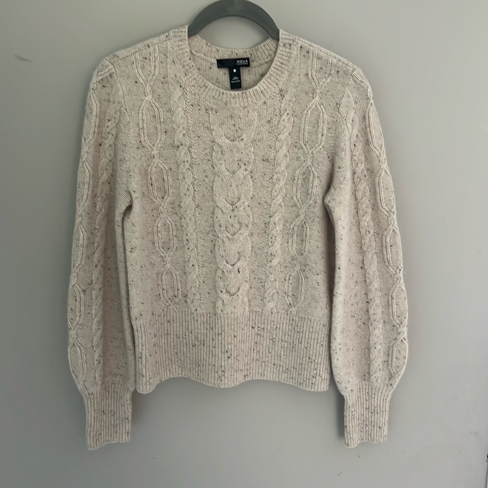 Aqua cashmere sweater by Bloomingdale’s size xs 100% cashmire off white cream